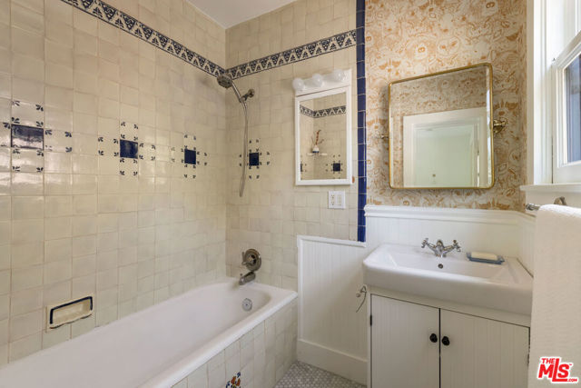 2236 Earl Court, Los Angeles CA: https://media.crmls.org/mediaz/ff7f7abc-dad3-453f-922a-ffac03f096b8.jpg