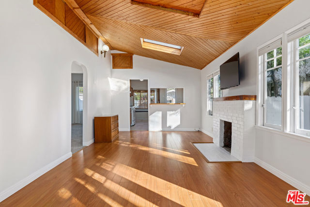 912 Victoria Avenue photo 5