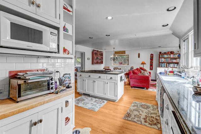 Detail Gallery Image 8 of 21 For 627 Arenas St., La Jolla,  CA 92037 - 3 Beds | 3 Baths