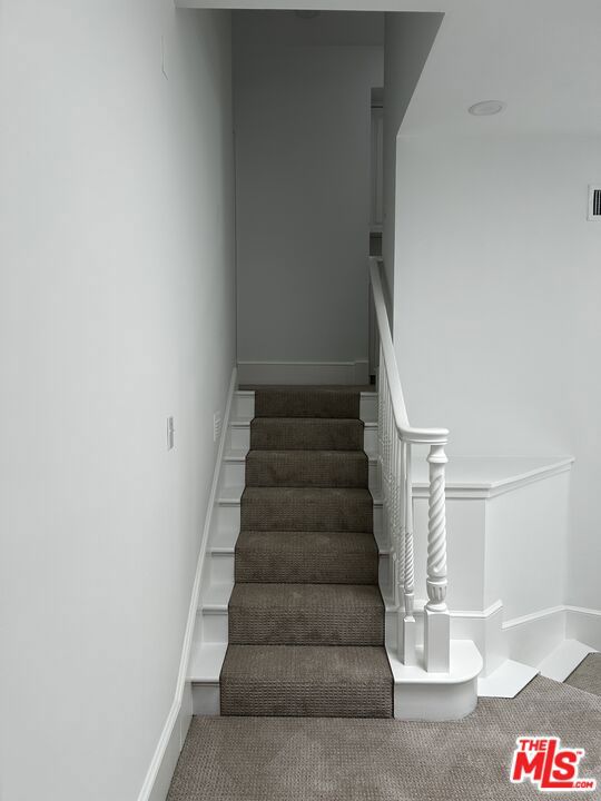 10515 Oaklawn Road, Los Angeles CA: https://media.crmls.org/mediaz/ff81571c-f41b-4480-b983-e38a43dde85e.jpg
