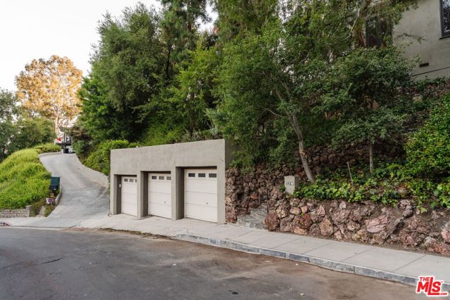 463 N Greencraig Road, Los Angeles CA: https://media.crmls.org/mediaz/ff818e28-5e68-4742-81c2-a905ae3842f6.jpg
