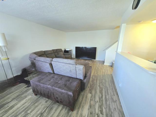 670 Fargo Ave, San Leandro CA: https://media.crmls.org/mediaz/ff81e7b8-b86c-4e25-8275-8386b9c8db35.jpg