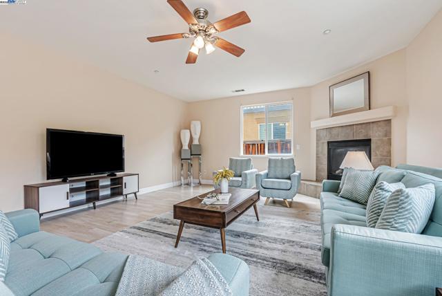 141 Pescara Blvd, Brentwood CA: https://media.crmls.org/mediaz/ff83b3b2-d787-4a91-b0a1-3895715cac9e.jpg