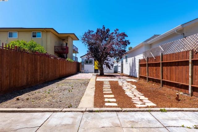 1276 64Th Ave, Oakland CA: https://media.crmls.org/mediaz/ff847c13-c934-41c2-a084-13d45a99358b.jpg