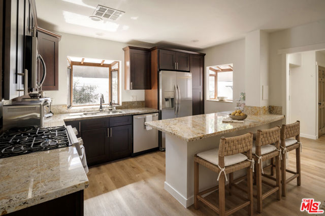 543 Westmount Drive photo 8