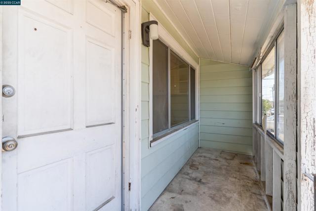 1406 Monterey St, Richmond CA: https://media.crmls.org/mediaz/ff84d4e6-db6e-4e5c-9687-bff9724bd186.jpg
