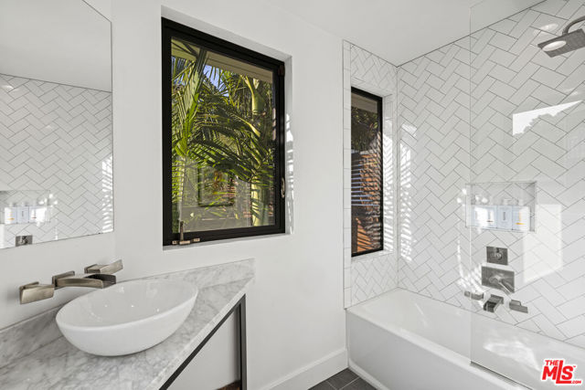 3873 Berry Drive, Studio City CA: https://media.crmls.org/mediaz/ff86526d-bead-480e-a223-02cb488c61c5.jpg