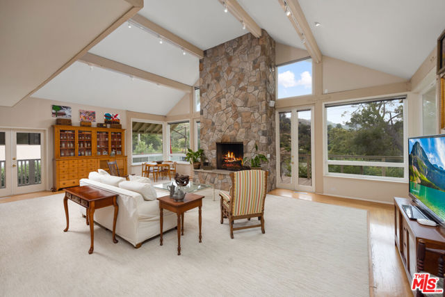 2090 Lakeshore Drive, Agoura Hills CA: https://media.crmls.org/mediaz/ff86e4b1-449c-49e1-b357-43d7f28814f0.jpg