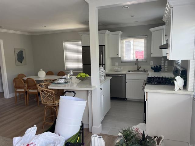 752 E Avenue, Coronado CA: https://media.crmls.org/mediaz/ff8728cf-1010-41d6-89ca-3eb559cb9873.jpg