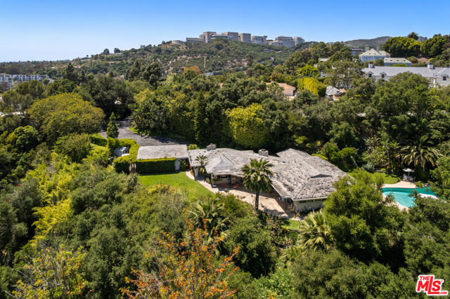 11556 Bellagio Road, Los Angeles CA: https://media.crmls.org/mediaz/ff88c639-80bb-464b-a4af-52ab288db589.jpg