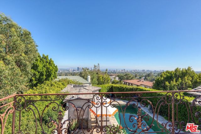 1300 Summitridge Drive, Beverly Hills CA: https://media.crmls.org/mediaz/ff892f4a-4e6a-4d8d-99cc-d5cef47dc75a.jpg