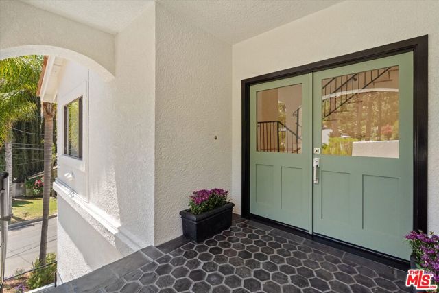 22960 Cass Avenue, Woodland Hills CA: https://media.crmls.org/mediaz/ff895da8-0ee4-473e-8619-01dbb53db8eb.jpg