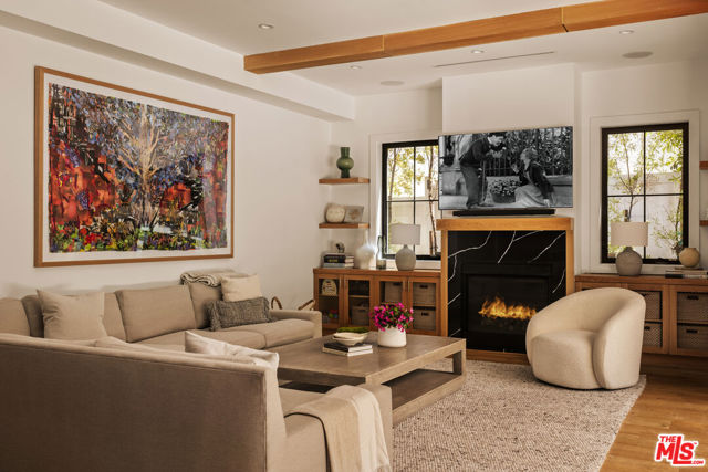 4447 Farmdale Avenue, Studio City CA: https://media.crmls.org/mediaz/ff8a3cb6-f885-4bf8-b492-ff9f294dbf72.jpg