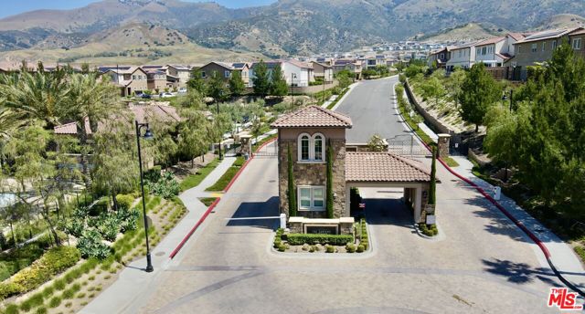 20659 W Beech Circle, Porter Ranch CA: https://media.crmls.org/mediaz/ff8a5d52-dbe5-4474-848e-c4ad5c49153d.jpg