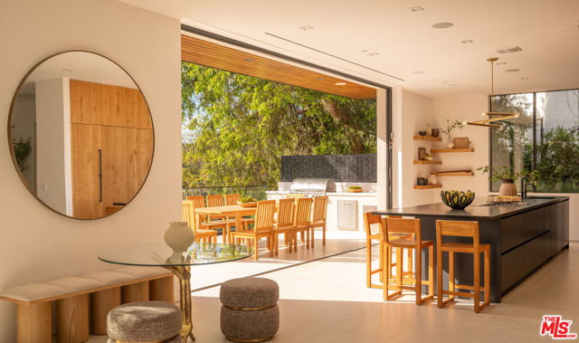 12752 Mulholland Drive, Beverly Hills CA: https://media.crmls.org/mediaz/ff8ad99d-cb2e-4776-8e7f-f6cfbc30947f.jpg