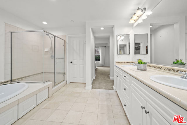 12975 Agustin Place, Playa Vista CA: https://media.crmls.org/mediaz/ff8c7caf-d84a-4c70-b0d9-19ff00434c1b.jpg