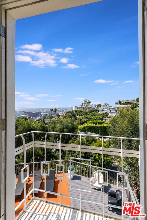 1344 Belfast Drive, Los Angeles CA: https://media.crmls.org/mediaz/ff8d475d-91a2-45d1-af49-f343483893c8.jpg