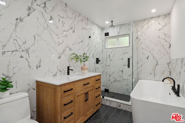 4656 Greenbush Avenue, Sherman Oaks CA: https://media.crmls.org/mediaz/ff8d4843-b95f-46e9-9c7a-11a6dc25950a.jpg