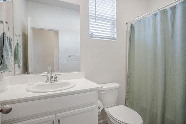 859 Helmsley Dr, Vacaville CA: https://media.crmls.org/mediaz/ff8d49ad-3cbc-4fea-8196-8ccfa0e80f29.jpg