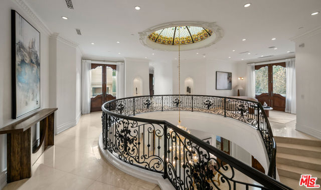 1021 N Crescent Drive, Beverly Hills CA: https://media.crmls.org/mediaz/ff8dc370-9136-4982-aef7-787b695306a4.jpg