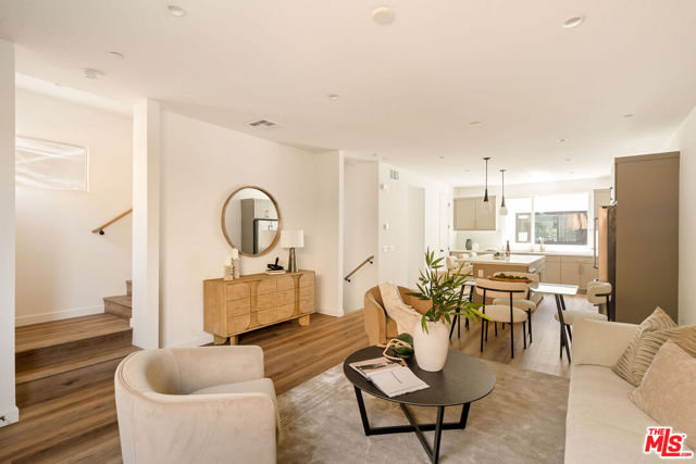 3851 N Riley Lane, Los Angeles CA: https://media.crmls.org/mediaz/ff8e61ee-e2df-4011-bd1a-a644c5b8a652.jpg