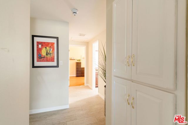 4837 Round Top Drive, Los Angeles CA: https://media.crmls.org/mediaz/ff8eefd9-4505-432e-9c17-70ba9fc393d3.jpg