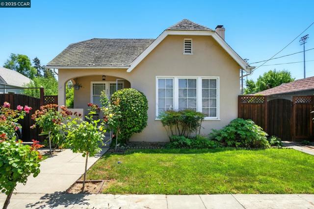 521 C St, Martinez CA: https://media.crmls.org/mediaz/ff907e11-d33d-46d8-93c6-c8bc8bad3f8d.jpg