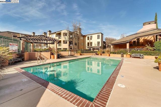39219 Guardino Dr, Fremont CA: https://media.crmls.org/mediaz/ff91cea0-b8eb-4744-b70f-e0d637bab65e.jpg