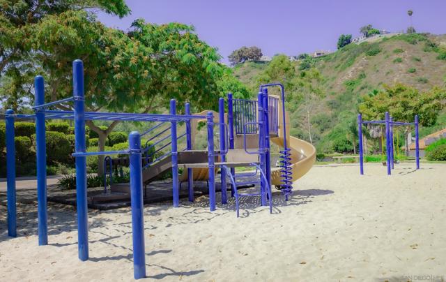 2537 Carriagedale Row, La Jolla CA: https://media.crmls.org/mediaz/ff922766-5e3f-44a3-8a12-1507d702acfb.jpg