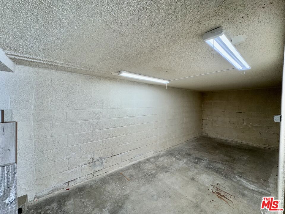 https://media.crmls.org/mediaz/ff9362d8-9df4-407a-98f4-4cd286df58c2.jpg?preset=X-Large
