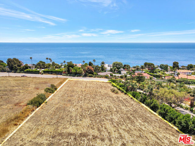 31701 Pacific Coast Hwy, Malibu CA: https://media.crmls.org/mediaz/ff93cb56-c6bd-4c0c-9116-13d5289128dd.jpg