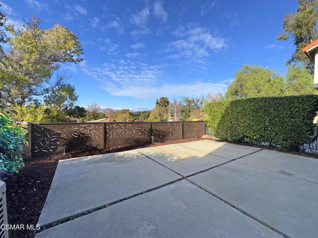 607 Valley Oak Lane, Newbury Park CA: https://media.crmls.org/mediaz/ff93d055-0e29-4cdd-8c19-11abc8332128.jpg