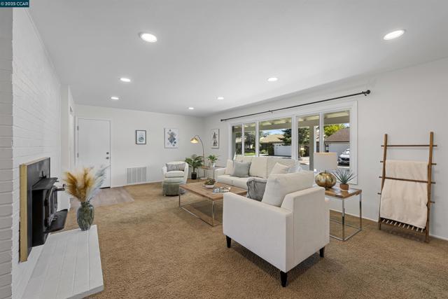 30450 Oakmont Way, Hayward CA: https://media.crmls.org/mediaz/ff9410f4-3191-4036-adc0-0b4032ba2faa.jpg