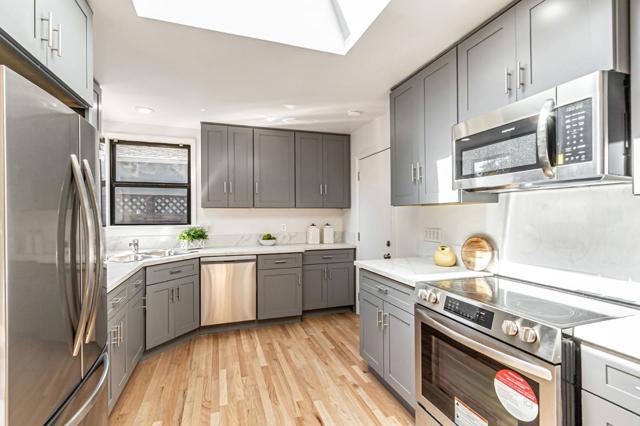 928 Peggy Lane, Menlo Park CA: https://media.crmls.org/mediaz/ff944d41-d053-4d2b-a6e9-495a8ba8805d.jpg