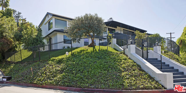 3712 Berry Drive, Studio City CA: https://media.crmls.org/mediaz/ff94a065-9f9e-46bc-9432-bf1562790dd6.jpg