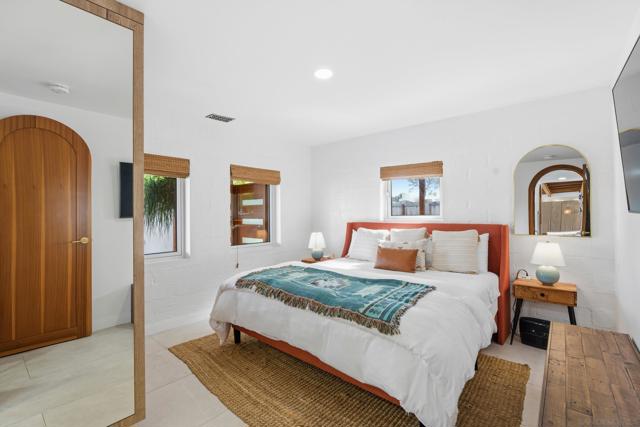 1047 Highland Dr, Del Mar CA: https://media.crmls.org/mediaz/ff95882d-e8e1-45da-be12-95bf0d532fd4.jpg