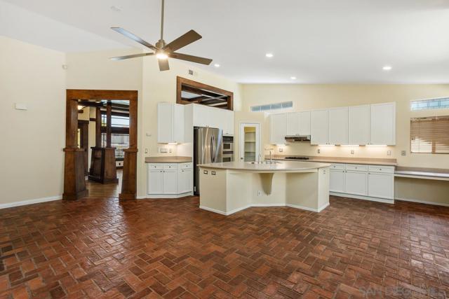 1915 Andrews Ct, Oceanside CA: https://media.crmls.org/mediaz/ff95cc8a-2043-45a6-bdc7-6614722a3f6a.jpg
