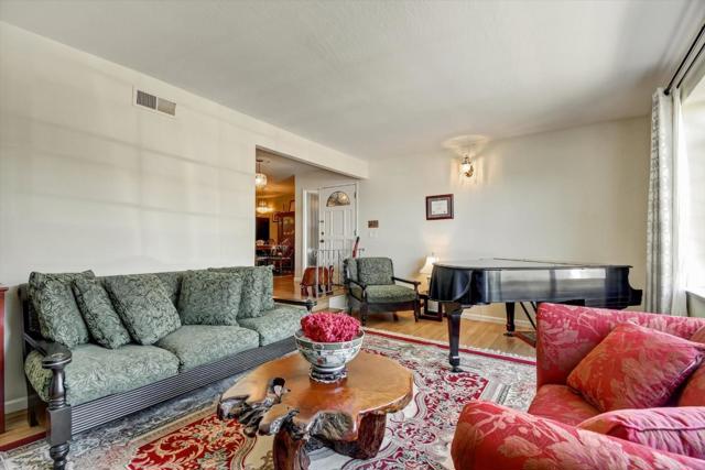 792 Marlin Avenue, Foster City CA: https://media.crmls.org/mediaz/ff975363-36ab-480b-bd36-481c9a692a6d.jpg