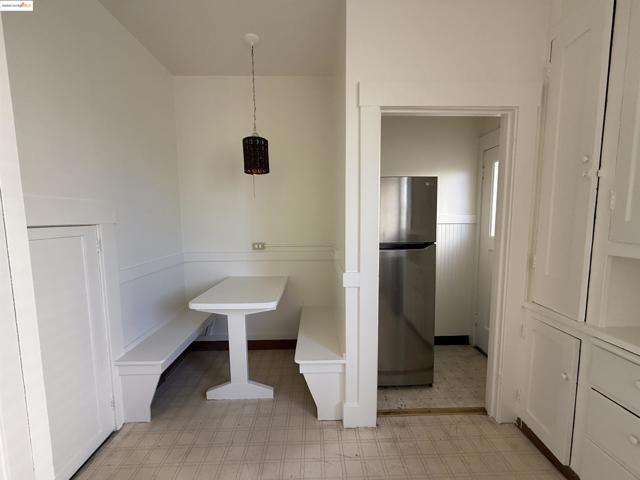 3999 Clarke, Oakland CA: https://media.crmls.org/mediaz/ff98494c-4770-4749-8777-ac95aa895a27.jpg