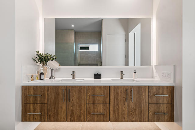 1346 Bacall Way, Palm Springs CA: https://media.crmls.org/mediaz/ff989e2b-a6f4-485a-a026-c923dc429672.jpg