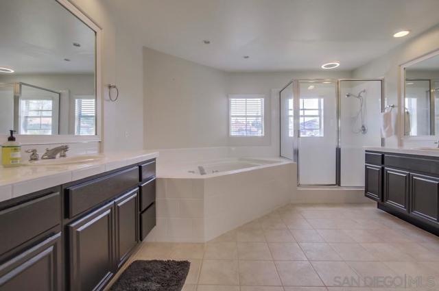 11523 Sun Ray Ct, San Diego CA: https://media.crmls.org/mediaz/ff98c98b-4e42-46e0-9e2d-4dda5ca55944.jpg