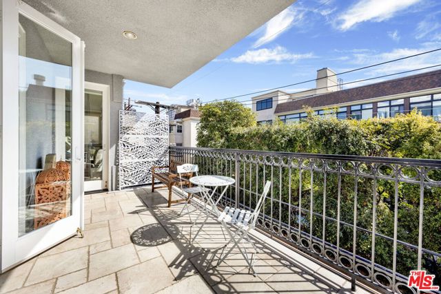 11952 Montana Avenue, Los Angeles CA: https://media.crmls.org/mediaz/ff9a16f4-5747-41fd-9381-33df8246acc3.jpg