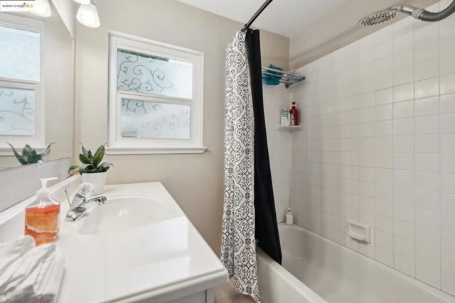 2670 Crescent Dr, Concord CA: https://media.crmls.org/mediaz/ff9a9429-be35-406e-9f01-b8637e806c3a.jpg