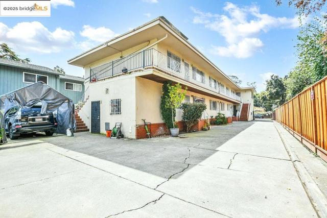 3300 Brookdale Ave, Oakland CA: https://media.crmls.org/mediaz/ff9ce190-0973-404f-a05b-7bd1676d1f64.jpg