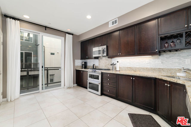 507 Rockefeller, Irvine CA: https://media.crmls.org/mediaz/ff9d8198-c943-4526-a30e-09629cba6753.jpg