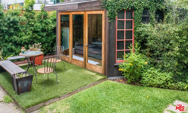 10739 Jefferson Boulevard, Culver City CA: https://media.crmls.org/mediaz/ff9f81d8-1349-42ef-b8d7-22fc93da04d4.jpg