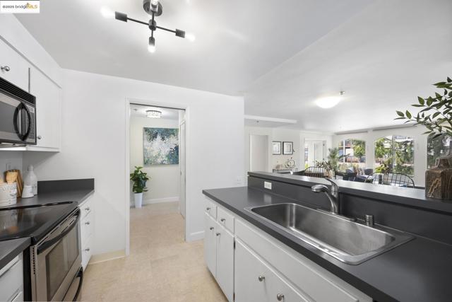5405 Carlton St, Oakland CA: https://media.crmls.org/mediaz/ffa1067d-fc68-44c1-91e5-d08645f35e5c.jpg