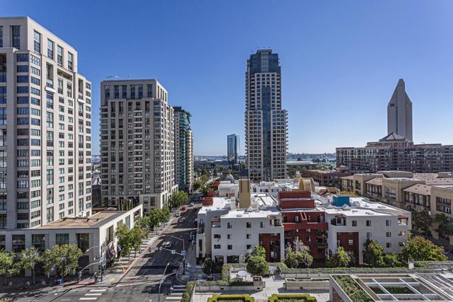 700 Front St, San Diego CA: https://media.crmls.org/mediaz/ffa1e99c-b365-4c1f-8418-c1153adb465c.jpg