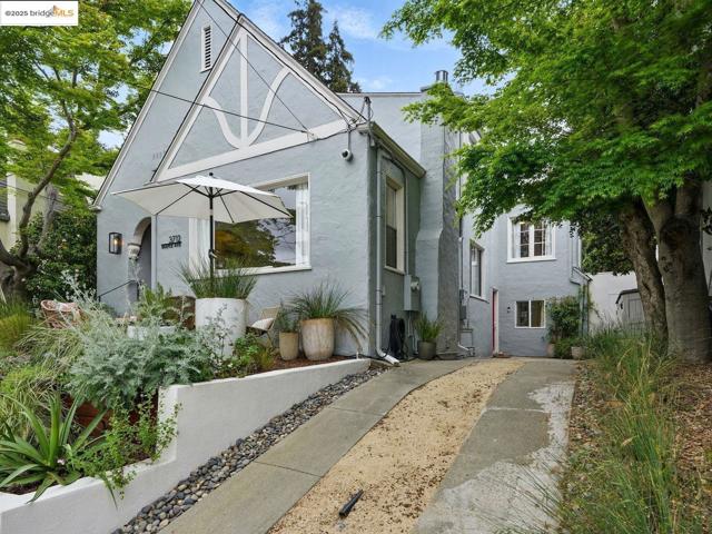 3712 Maple AVE, Oakland CA: https://media.crmls.org/mediaz/ffa20e20-2af2-40ea-8cd1-815614204a4c.jpg