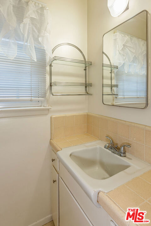 21924 Buena Ventura Street, Woodland Hills CA: https://media.crmls.org/mediaz/ffa210e5-93b8-4d38-8aeb-dfcf51cfb1f7.jpg